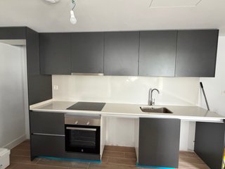 Cocina modular gris con electrodomésticos
