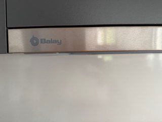 Cocina modular gris con electrodomésticos