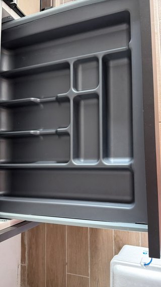 Cocina modular gris con electrodomésticos
