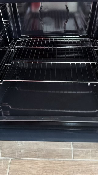 Cocina modular gris con electrodomésticos