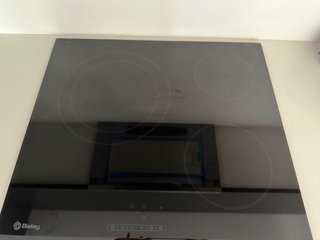 Cocina modular gris con electrodomésticos