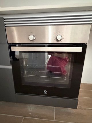 Cocina modular gris con electrodomésticos