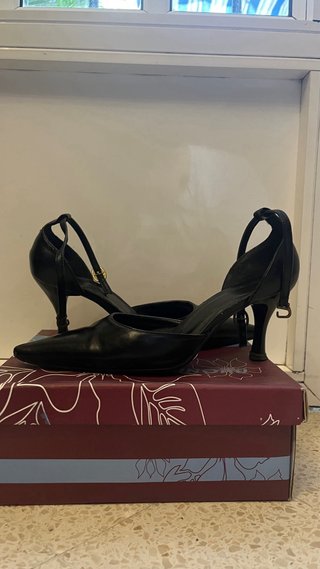 Zapatos de tacón negros elegantes