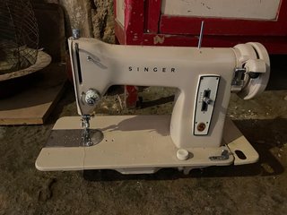 Máquina de coser Singer antigua beige