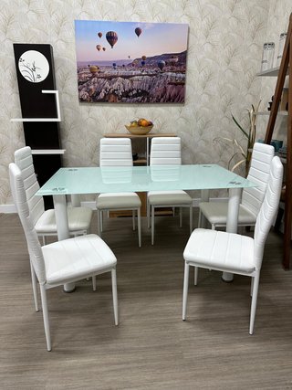 Mesa de comedor negra con 4 sillas