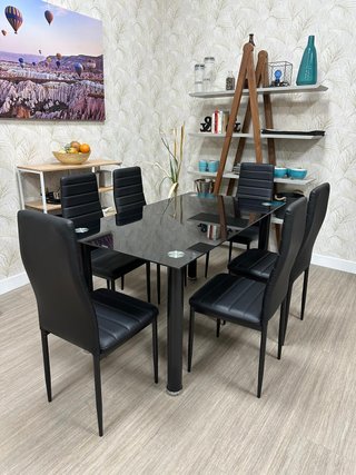 Mesa de comedor negra con 4 sillas