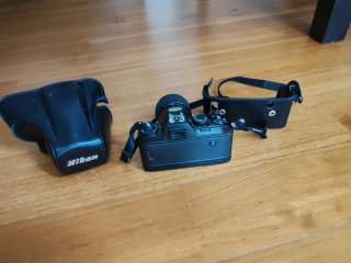 Nikon F-301 con obiettivo
