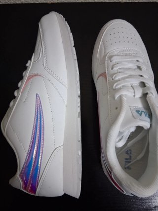 Zapatillas Fila Blancas y Moradas