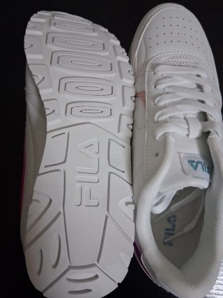 Zapatillas Fila Blancas y Moradas