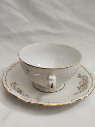 Taza y platillo de porcelana vintage dorado