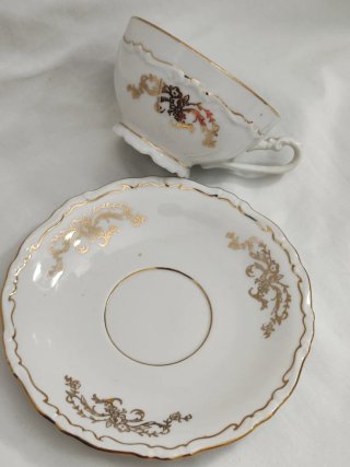 Taza y platillo de porcelana vintage dorado