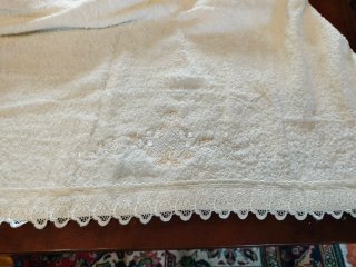 Tovaglia vintage beige con pizzo
