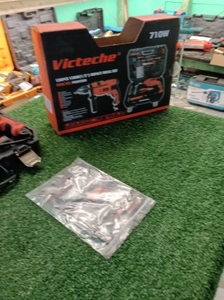 Trapano a corrente 710W con accessori