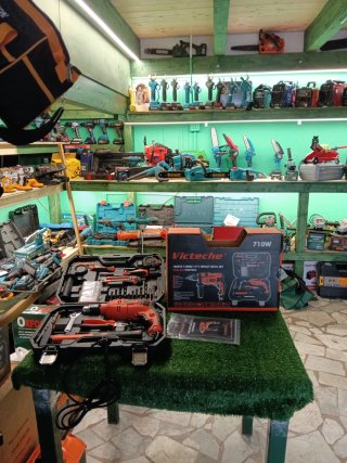 Trapano a corrente 710W con accessori