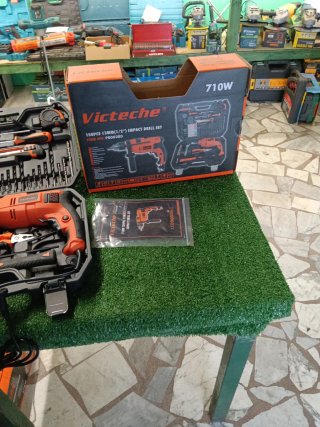 Trapano a corrente 710W con accessori