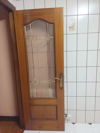 Puerta madera con vidriera decorada