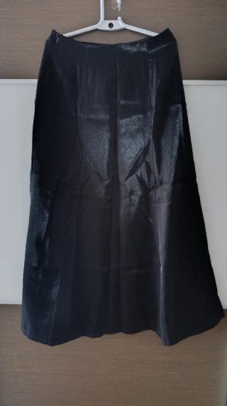 Traje: corpiño, falda larga y foulard