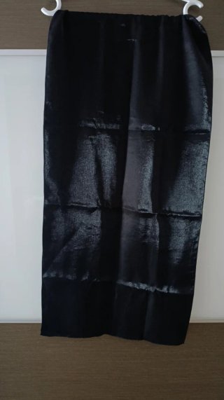 Traje: corpiño, falda larga y foulard