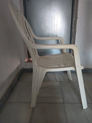 Silla de plástico blanca para exterior.
