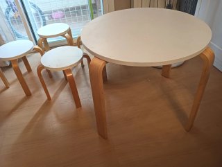 Mesa y 4 taburetes infantiles madera
