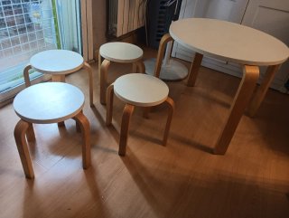 Mesa y 4 taburetes infantiles madera