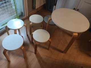 Mesa y 4 taburetes infantiles madera