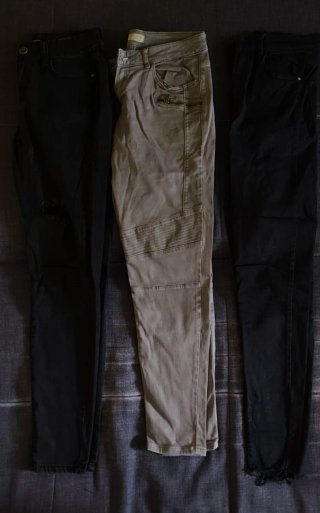Pantalones negros y verde oliva