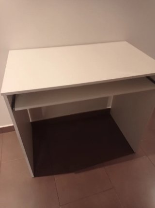 Escritorio blanco para habitación juvenil en perfe
