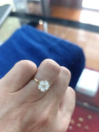 Anillo oro 18k flor blanca de nácar ajustable