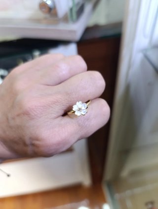 Anillo oro 18k flor blanca de nácar ajustable