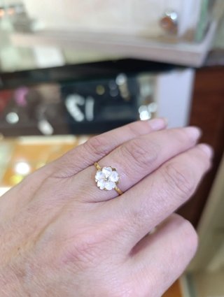 Anillo oro 18k flor blanca de nácar ajustable