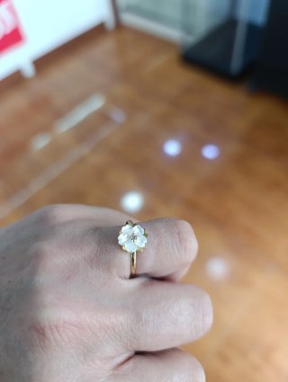 Anillo oro 18k flor blanca de nácar ajustable