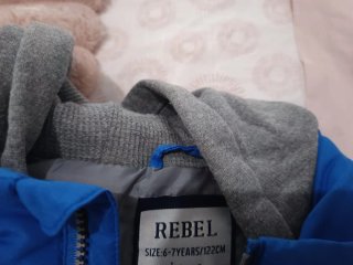 Chaleco niño azul con capucha gris