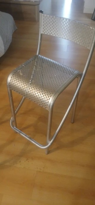 Banquetas altas de metal plateado se venden juntas