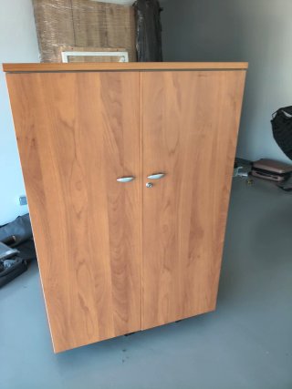 Armario de madera con dos puertas
