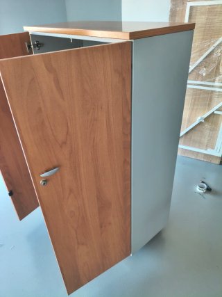 Armario de madera con dos puertas