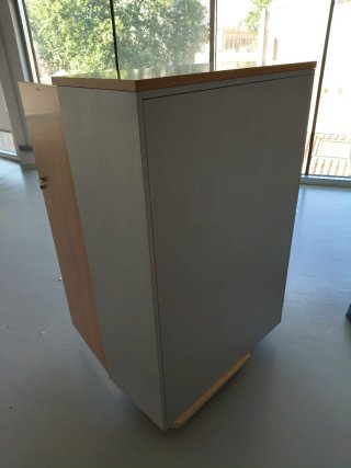 Armario de madera con dos puertas