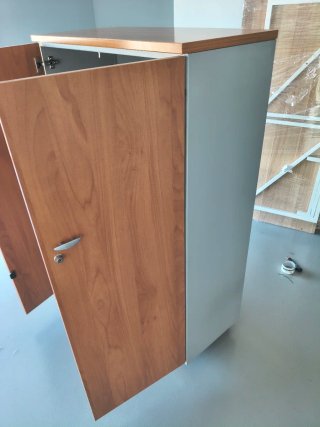 Armario de madera con dos puertas