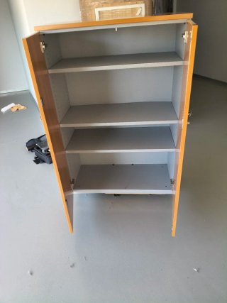 Armario de madera con dos puertas