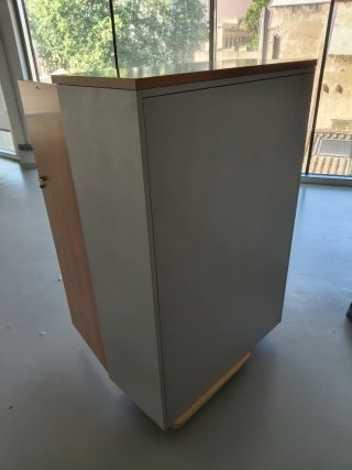 Armario de madera con dos puertas