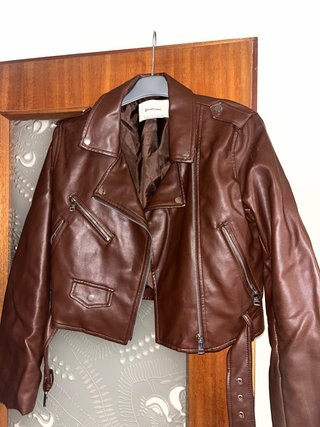 Cazadora cuero Stradivarius marrón mujer