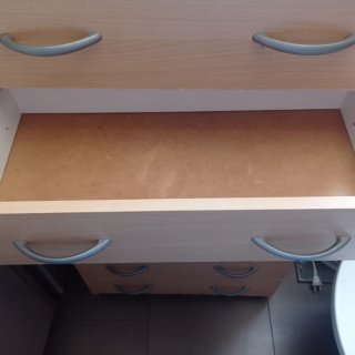 Cómoda de madera y metal