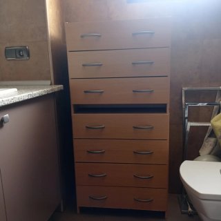 Cómoda de madera y metal
