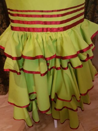 Traje de flamenca verde con volantes