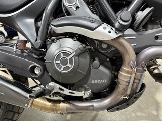 Ducati Scrambler Negra y Blanca