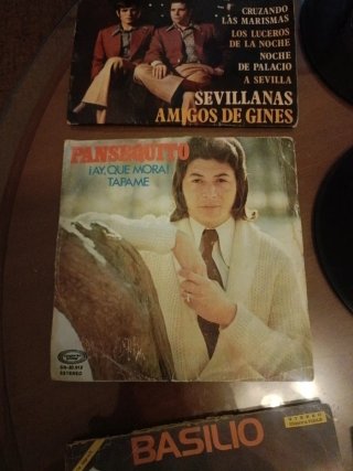 Vinilos vintage y toca discos antiguos
