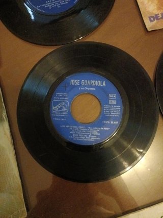 Vinilos vintage y toca discos antiguos