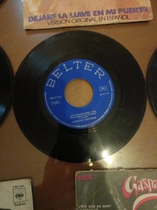 Vinilos vintage y toca discos antiguos