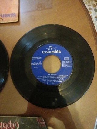 Vinilos vintage y toca discos antiguos