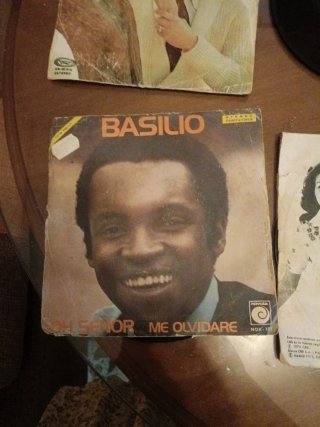 Vinilos vintage y toca discos antiguos